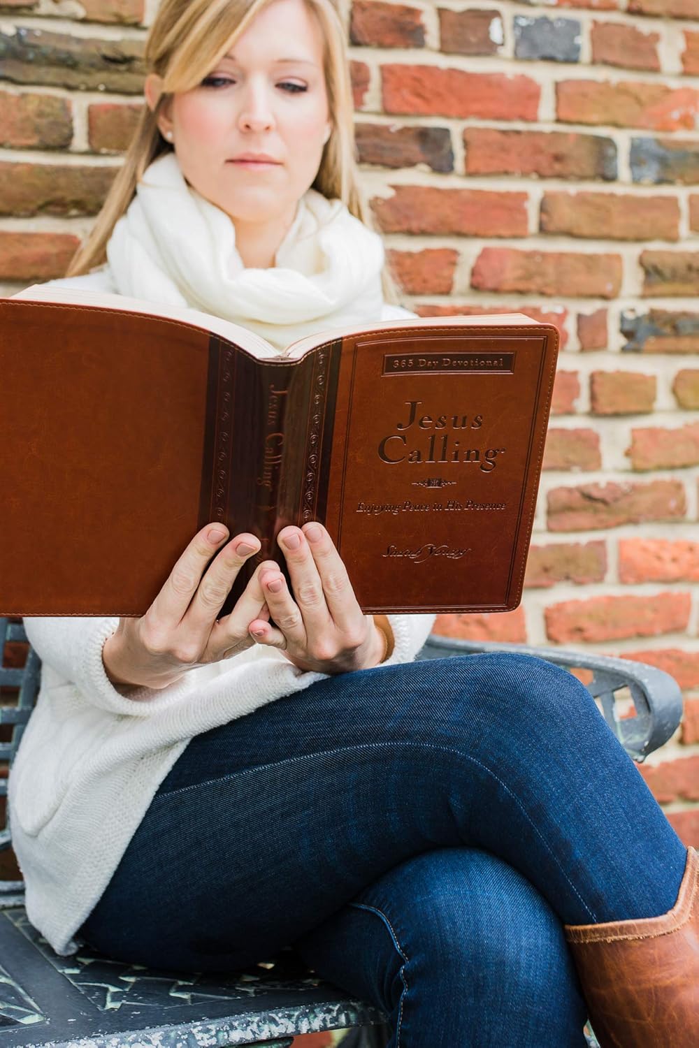 Jesus Calling, Large Text Brown Leathersoft, with Full Scriptures: Enjoying Peace in His Presence (A 365-Day Devotional)