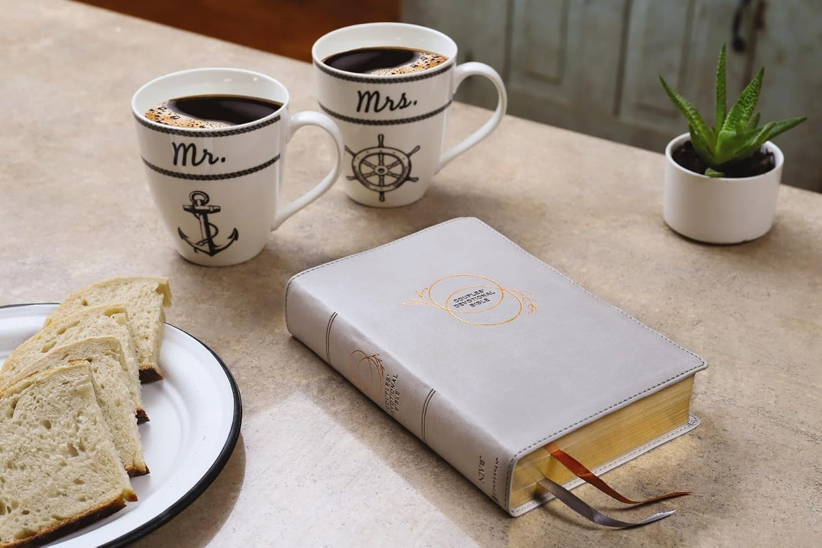 NIV, Couples' Devotional Bible