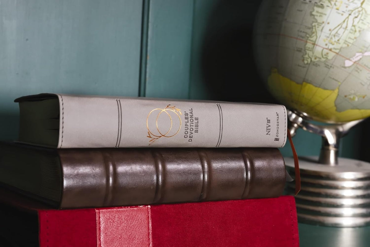 NIV, Couples' Devotional Bible