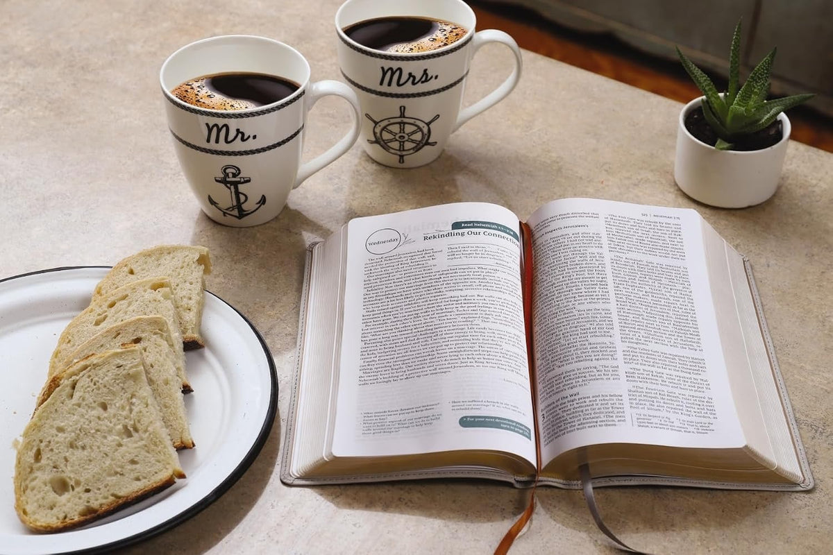 NIV, Couples' Devotional Bible