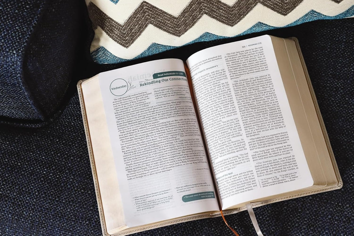 NIV, Couples' Devotional Bible
