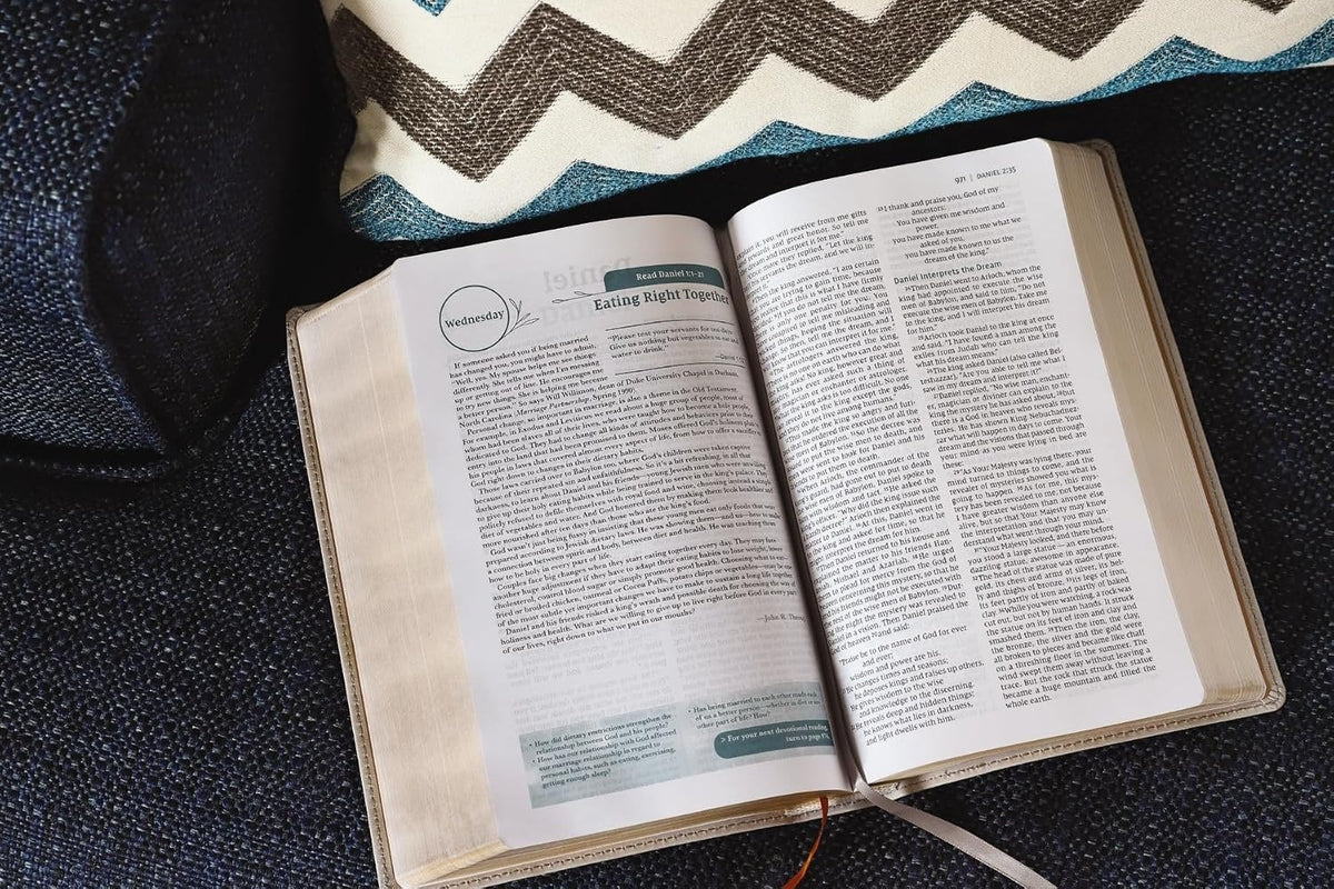NIV, Couples' Devotional Bible