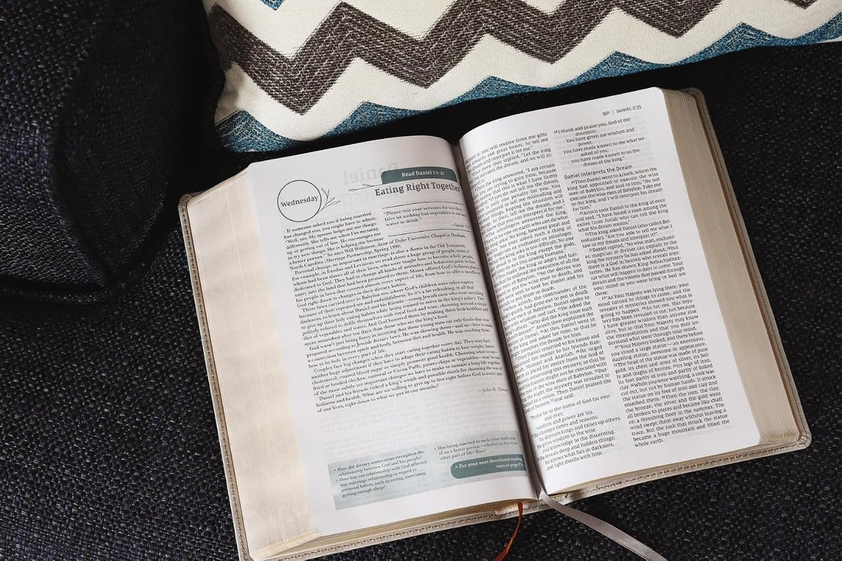 NIV, Couples' Devotional Bible